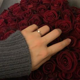 【ラザール ダイヤモンド(LAZARE DIAMOND)の口コミ】 真ん中がくびれているデザインです。真ん中がくびれていることでダイヤの…