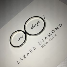 【ラザール ダイヤモンド(LAZARE DIAMOND)の口コミ】 シンプルだけどデザイン性があるところが魅力的で決めました。私はダイヤ…