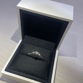 【FOREVERMARK(フォーエバーマーク)の口コミ】 ダイヤモンドの輝きが綺麗だったため。また、試着した時の指へのフィット…