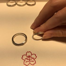 【杢目金屋(もくめがねや)の口コミ】 指輪のデザインはストレート、ウェーブ、V字など豊富なラインアップから選…