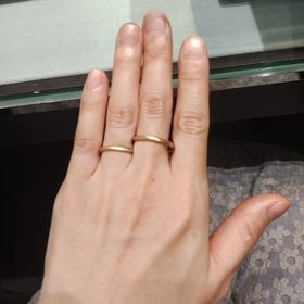 【アイプリモ(I-PRIMO)の口コミ】 肌馴染み良いゴールドのリング。リングの厚みが非常に抑えられており、滑…