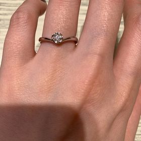 【TRECENTI(トレセンテ)の口コミ】 フローラのデザインが好みでした。
婚約指輪はいらないかなと思ってました…