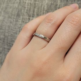 【ラザール ダイヤモンド(LAZARE DIAMOND)の口コミ】 仕事柄あまり華美なものは着けられないため、目立ちすぎす地味すぎないデ…