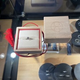 【TOMOE(トモエ)の口コミ】 ダイヤがリング部分にもついているが派手すぎないが存在感があるのが良い…