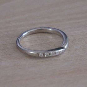 【ROYAL ASSCHER(ロイヤル・アッシャー)の口コミ】 ダイヤ入りにしたかったので、カットが有名なロイヤルアッシャーへ。
いく…