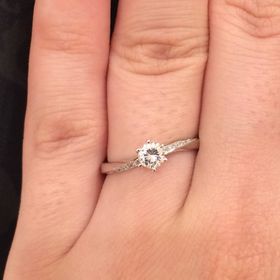 【Mariage ent(マリアージュエント)の口コミ】 サプライズプロポーズプランにより、真ん中の石のみ彼が先に決めて購入。…