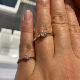 【STAR JEWELRY(スタージュエリー)の口コミ】 デザインが曲線なのが、意外に試着してみると可愛いかったです。そして、…