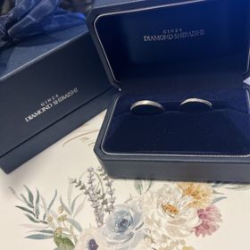 【銀座ダイヤモンドシライシの口コミ】 ストレートで細くて華奢な指輪を探していました。
着けると指が細長く見え…