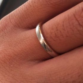 【エクセルコダイヤモンド(EXELCO DIAMOND)の口コミ】 シンプルにプラチナの滑らかな質感が堪能できる上品なマリッジリングです…