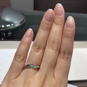 【アイプリモ(I-PRIMO)の口コミ】 5つのダイヤが真ん中にあり、上と下が少しねじれてるデザインで、ダイヤの…