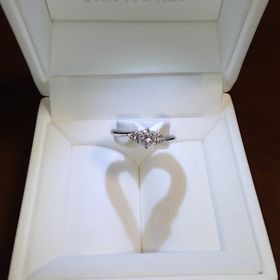 【STAR JEWELRY(スタージュエリー)の口コミ】 デザインは、中央のダイヤモンドの左右に小さいダイヤモンドが付いていて…