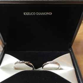 【エクセルコダイヤモンド(EXELCO DIAMOND)の口コミ】 シンプルに見えますが、斜めのラインにダイヤとミルが入っていてとても素…