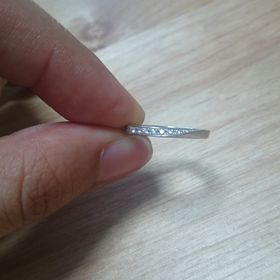 【Something Blue(サムシングブルー)の口コミ】 結婚指輪を購入すると決めてからたくさんのデザインを見ていた中で、シン…