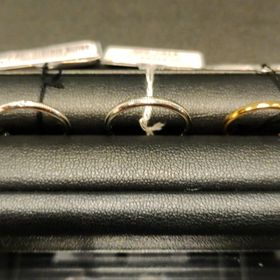 【銀座ダイヤモンドシライシの口コミ】 自分好みにカスタムできる指輪。色はイエローゴールドに変更。ミル打ちに…