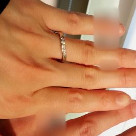 【ROYAL ASSCHER(ロイヤル・アッシャー)の口コミ】 ウェーブラインのリングにしようと決めていましたが、この緩いU字のリング…