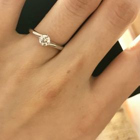 【ラザール ダイヤモンド(LAZARE DIAMOND)の口コミ】 洗練されたデザインとダイヤの煌めきが気に入りました。憧れの大きなダイ…