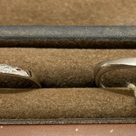 【アンジェリックフォセッテ(Angelique Fossette)の口コミ】 全体的にねじり加工がされているのもそうですが、女性用の指輪は石がはめ…