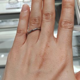 【ジュエリーツツミ(JEWELRY TSUTSUMI)の口コミ】 シンプルなデザインだがウェーブ状になっておりダイヤモンドも着いている…