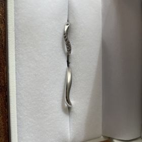 【Mariage ent(マリアージュエント)の口コミ】 デザインが気に入りました。
指にフィットして、つけている感じが少なく、…