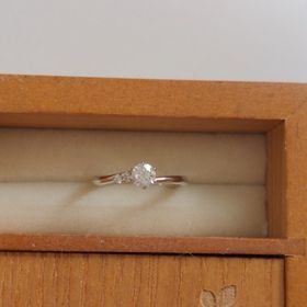 【ラザール ダイヤモンド(LAZARE DIAMOND)の口コミ】 アシンメトリーのデザインが他の人とかぶらないデザインでお気に入りです…