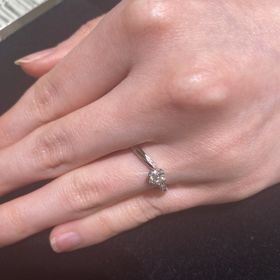 【TRECENTI(トレセンテ)の口コミ】 指輪のデザインは、以前より考えていたウェーブで、多石のデザインにしま…