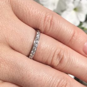 【GALA JEWELRY(ガラジュエリー)の口コミ】 デザインはハーフエタニティリングで、つけ心地が良いものを探しておりこ…