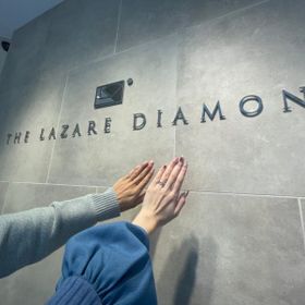 【ラザール ダイヤモンド(LAZARE DIAMOND)の口コミ】 ダイヤの質がとても良かったです。
4Cを細かく説明いただき、なぜ輝きが大…