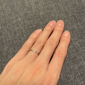 【カルティエ(Cartier)の口コミ】 妻がカルティエに憧れがあり、ブランドを選びました。
お互いの指が細い事…