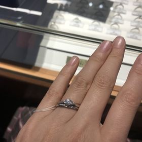 【銀座ダイヤモンドシライシの口コミ】 ダイヤモンドが巻き付いているようなデザインがとても可愛いくて選びまし…