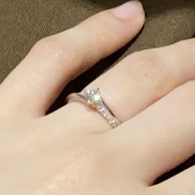 【エクセルコダイヤモンド(EXELCO DIAMOND)の口コミ】 海外ブランドに比べ、細身な作りでありサイドのデザインも気に入りました…