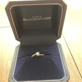 【銀座ダイヤモンドシライシの口コミ】 ウェーブのデザインがとてもきれいでした。両サイドの手前と奥側にメレダ…