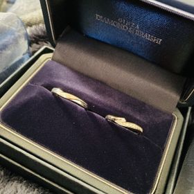 【銀座ダイヤモンドシライシの口コミ】 あまり人と被らないデザインが良かったです。側から見るとプラチナがしっ…