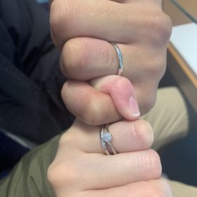 【銀座ダイヤモンドシライシの口コミ】 見た目がとても綺麗で着け心地も最高だったのと
価格も予算内だったのが決…