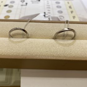 【Mariage ent(マリアージュエント)の口コミ】 シンプルなデザインを要望して出してくださったペアリングです。
シンプル…