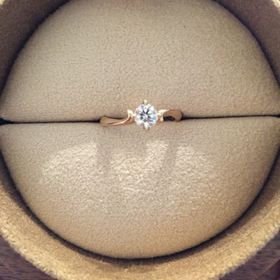 【COLANY(コラニー)の口コミ】 まず肌の色から絶対にピンクゴールドが良いと思っていました。プラチナの…