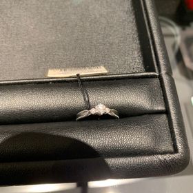 【エクセルコダイヤモンド(EXELCO DIAMOND)の口コミ】 指輪は、職人さんが丁寧に手作業でつくっているそうです。模様は機械では…