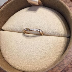 【COLANY(コラニー)の口コミ】 婚約指輪を同じブランドのコラニーで決めていたので、重ねづけしてきれい…