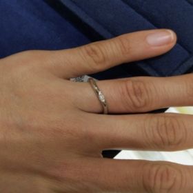 【4℃ BRIDAL(ヨンドシーブライダル)の口コミ】 ウェーブでおしゃれなデザインです。真ん中のダイヤがキラキラしていてか…