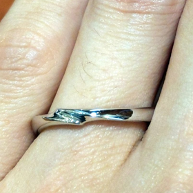 【TRECENTI(トレセンテ)の口コミ】 デザイン:真ん中で端と端が合体したようなデザインでオシャレな指輪であっ…