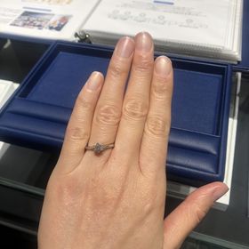 【銀座ダイヤモンドシライシの口コミ】 指輪のデザインについて、ever afterは側面から見ると2人が手を取り合って…