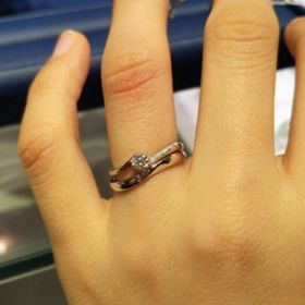 【銀座ダイヤモンドシライシの口コミ】 婚約指輪と組み合わせた時にとても綺麗でした。やはり、結婚指輪を買う時…