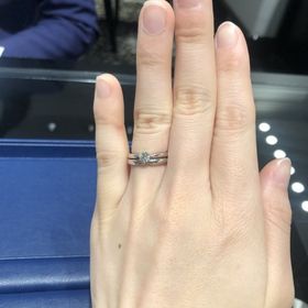 【銀座ダイヤモンドシライシの口コミ】 婚約指輪は憧れの１つ大きなものにしてつけたときに指が綺麗に見えるよう…