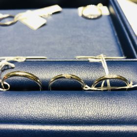 【銀座ダイヤモンドシライシの口コミ】 ワンポイントで斜めにダイアモンドがあしらわれている独特なデザインで、…