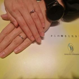 【銀座ダイヤモンドシライシの口コミ】 婚約指輪とのセットリング。
夫婦ともに指が細いので結婚指輪は細見でシン…