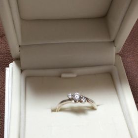 【4℃ BRIDAL(ヨンドシーブライダル)の口コミ】 彼がプロポーズサプライズの為に購入してくれたので、価格はわからないで…