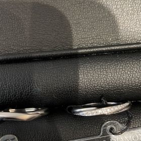 【エクセルコダイヤモンド(EXELCO DIAMOND)の口コミ】 女性用リングはどの角度からも、特に指を垂直にした時も上からダイヤモン…