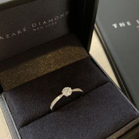 【ラザール ダイヤモンド(LAZARE DIAMOND)の口コミ】 真ん中のダイヤモンドにかけてキュッと細くなるリングのデザインが可愛い…