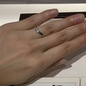 【俄(にわか)の口コミ】 茜雲や単衣など様々な種類の結婚指輪を試着しました。
華奢でウェーブにさ…