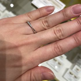 【ケイウノ ブライダル(K.UNO BRIDAL)の口コミ】 商品名の通り、リボンのようにねじれたデザインで、指も綺麗に見えるよう…