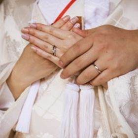 【ラザール ダイヤモンド(LAZARE DIAMOND)の口コミ】 私は婚約指輪を普段使いしたかった為、シンプルで爪が低く引っかかりにく…